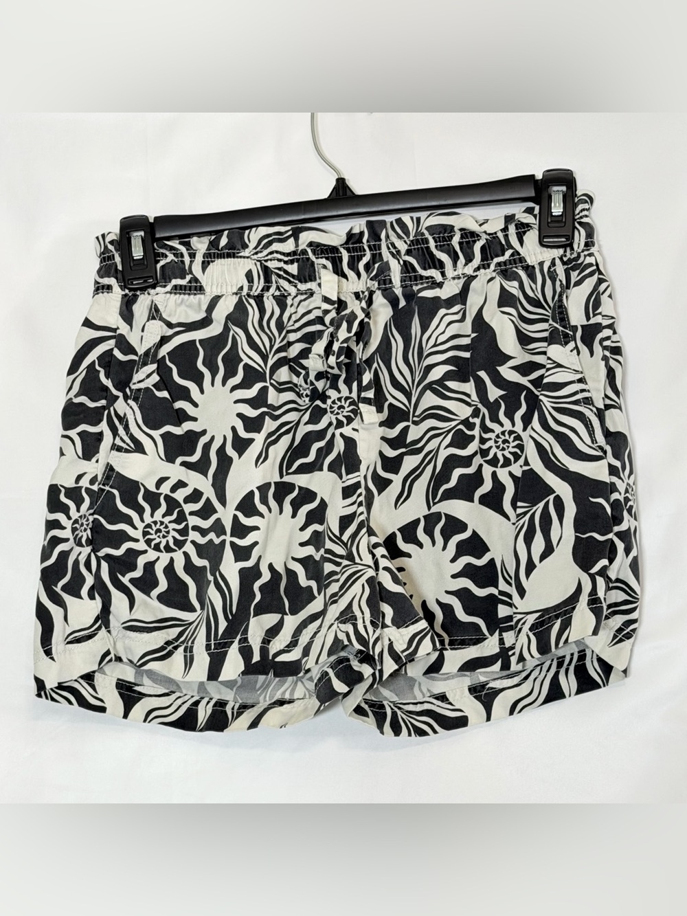 Nicole Miller New York Black & White Tropical Print Shorts Size M